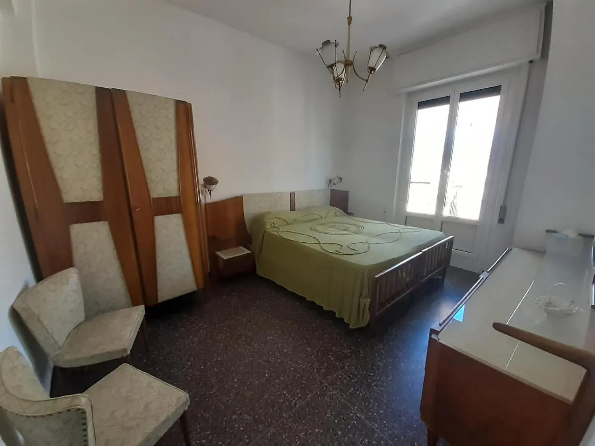 Attico Sul Mare Con Balcone Sulla Spiaggia E Terrazza Solarium Di 25 Mq Pietra Ligure 0*,