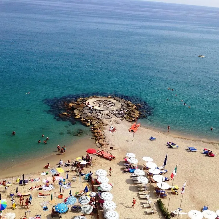 Attico Sul Mare Con Balcone Sulla Spiaggia E Terrazza Solarium Di 25 Mq Pietra Ligure Apartmán